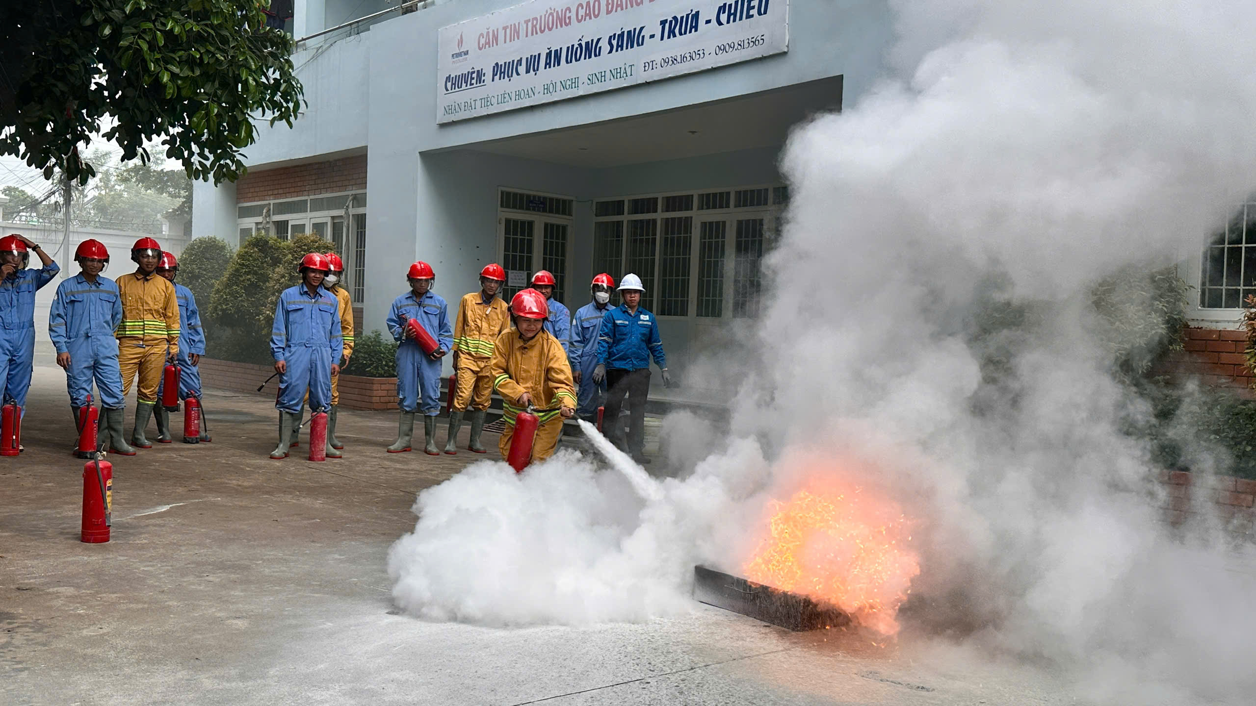 8. Thực Hành Cách Dùng Bình Chữa Cháy(2)